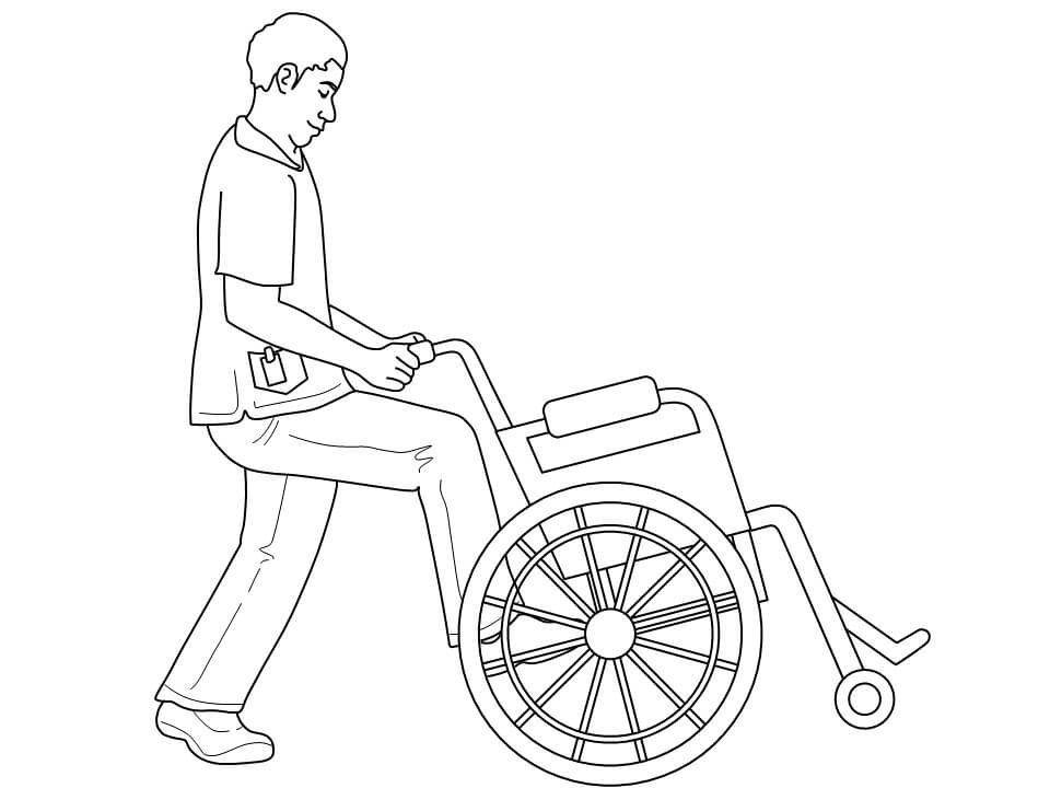 Männliche Krankenschwester, die Rollstuhl schiebt