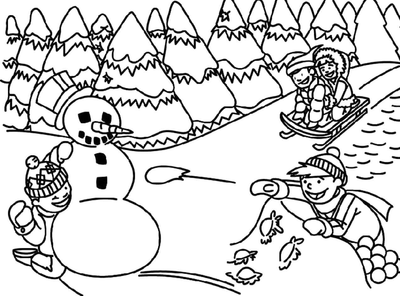 Vier Kinder mit Schneemann im Winter