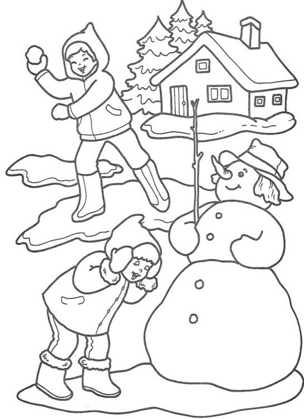 Zwei Kinder werfen im Winter Schnee und einen Schneemann