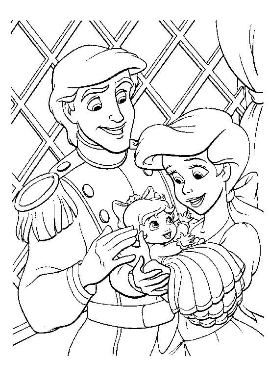 Ariel und Eric halten das Baby