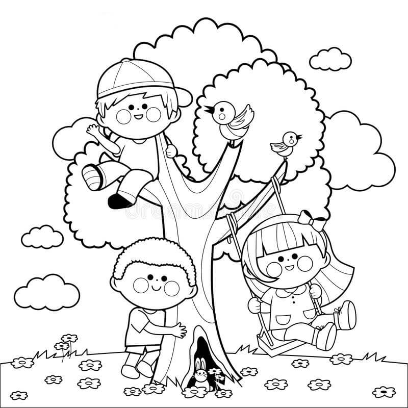 Kinder Spielen auf Einem Baum