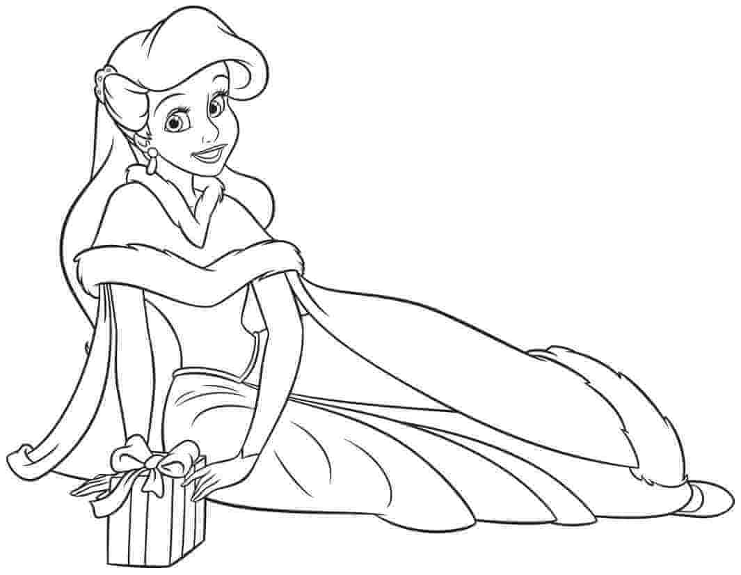 Kleine Meerjungfrau, die mit Geschenkbox Sitzt