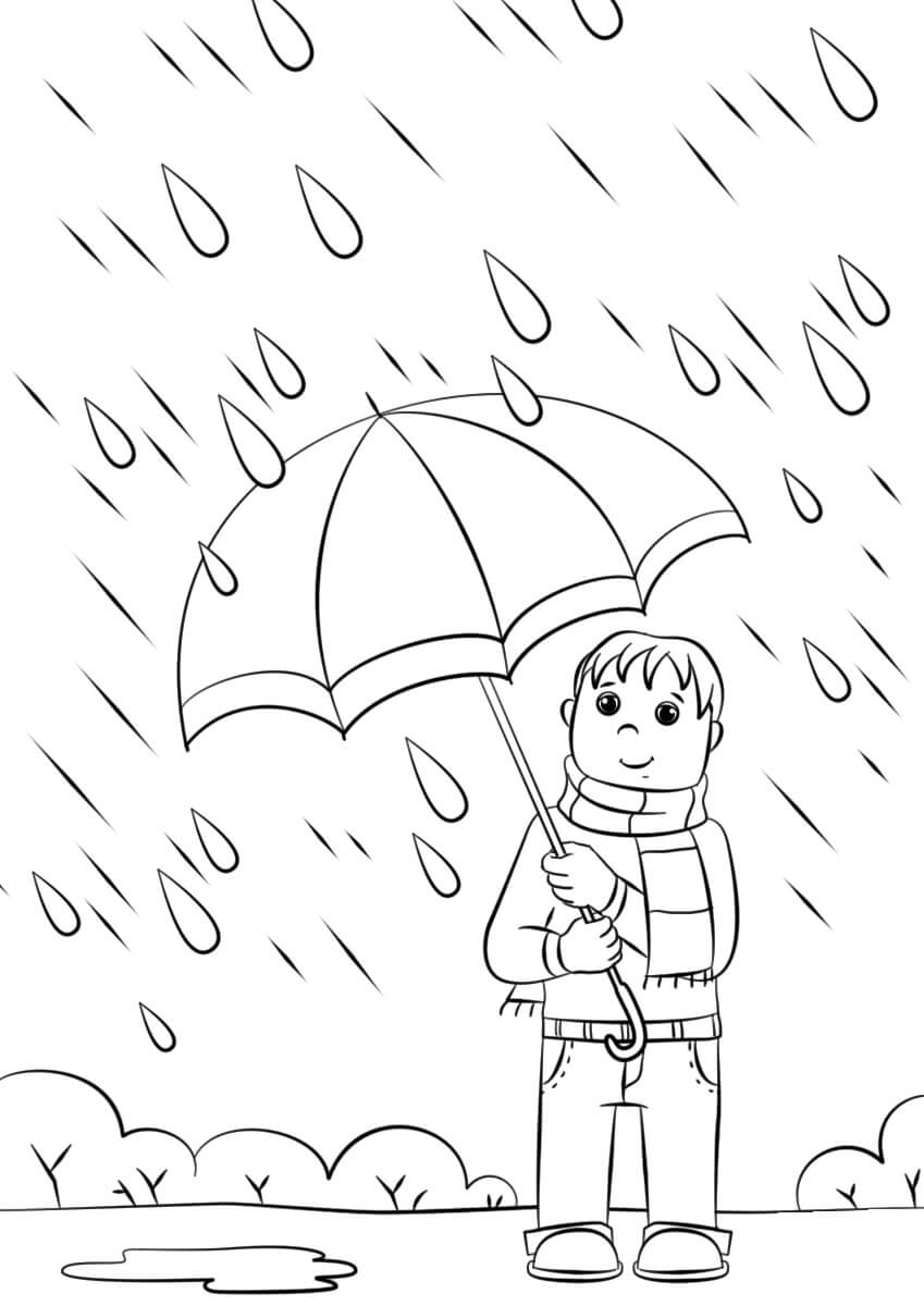 Lächelnder Junge im Regen