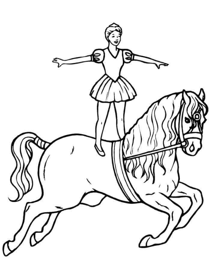 Mädchen steht auf Pferd