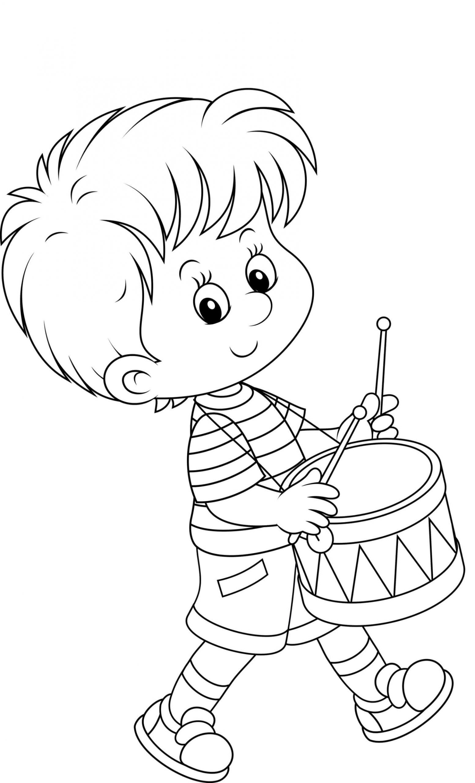Lächelnder Junge spielt Trommel