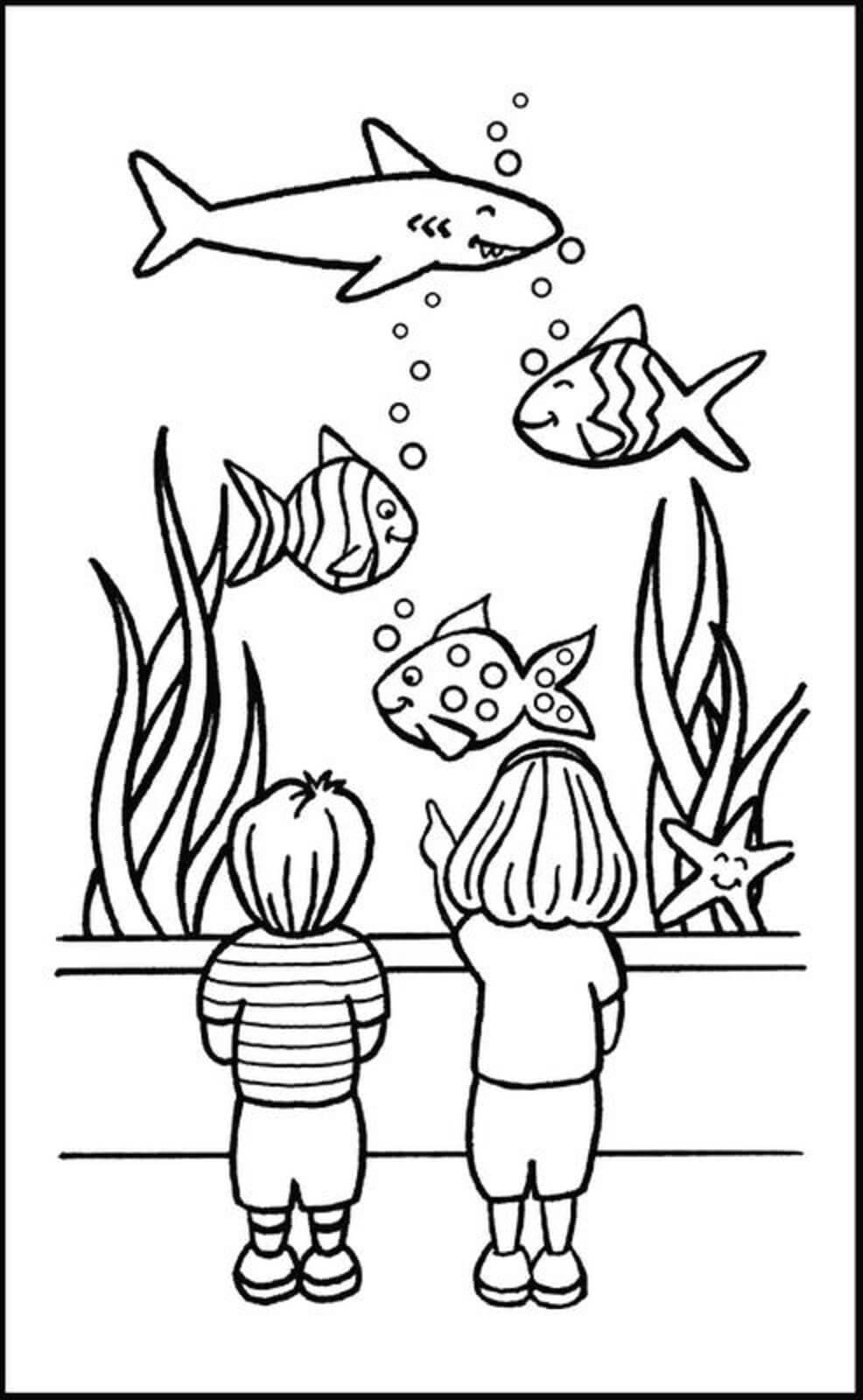 Zwei Kinder, die den Fischbehälter Betrachten