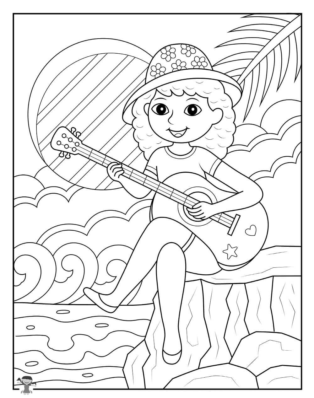 Lustiges Mädchen, das im Sommer Gitarre Spielt