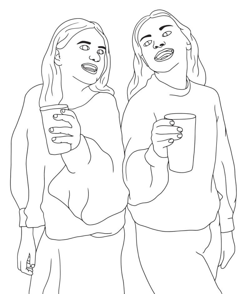 Zwei jugendlich Mädchen, die ein kaltes Getränk haben